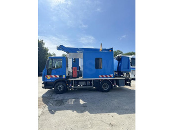 Podizna platforma montirana na kamion Iveco Eurocargo 100E18: slika Podizna platforma montirana na kamion Iveco Eurocargo 100E18