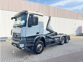 Kamion s kukastom dizalicom MERCEDES-BENZ Arocs 2643