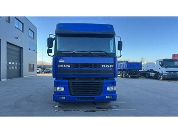 Tegljač DAF 95 XF 380 (EURO 2 / MANUAL PUMP / POMPE MANUELLE / MANUAL GEARBOX): slika Tegljač DAF 95 XF 380 (EURO 2 / MANUAL PUMP / POMPE MANUELLE / MANUAL GEARBOX)