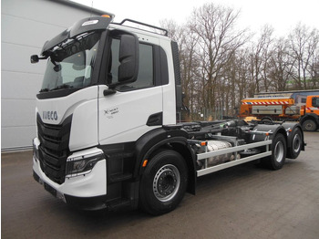 Kamion s kukastom dizalicom IVECO X-WAY