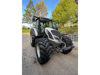 Traktor VALTRA