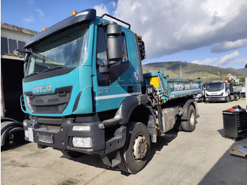 Kamion s kranom IVECO Trakker