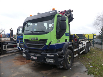 Kamion s kukastom dizalicom IVECO