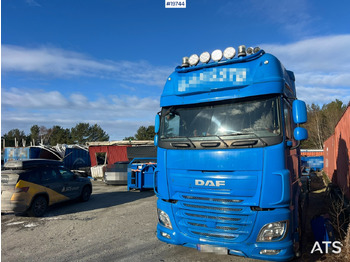 Kamion s kukastom dizalicom DAF XF 510