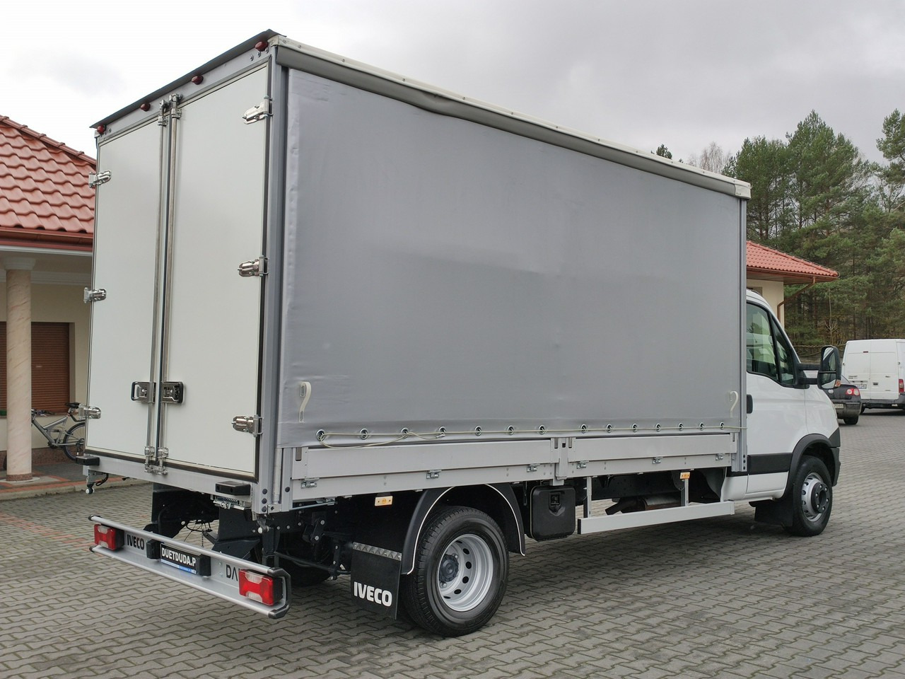 Dostavno vozilo s ceradom Iveco Daily 70C18 V H: slika Dostavno vozilo s ceradom Iveco Daily 70C18 V H