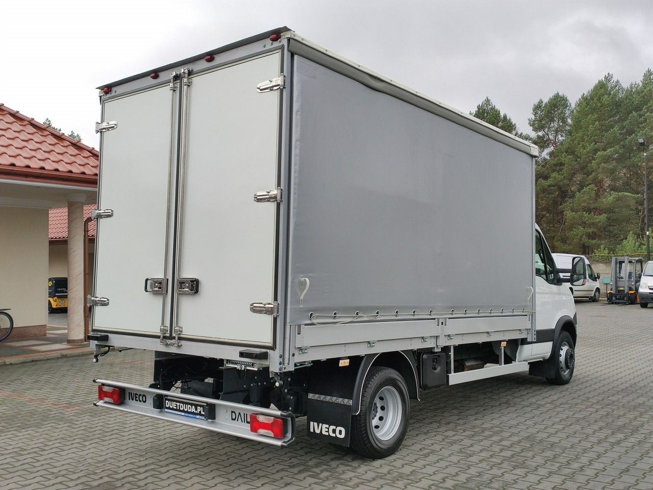 Dostavno vozilo s ceradom Iveco Daily 70C18 V H: slika Dostavno vozilo s ceradom Iveco Daily 70C18 V H