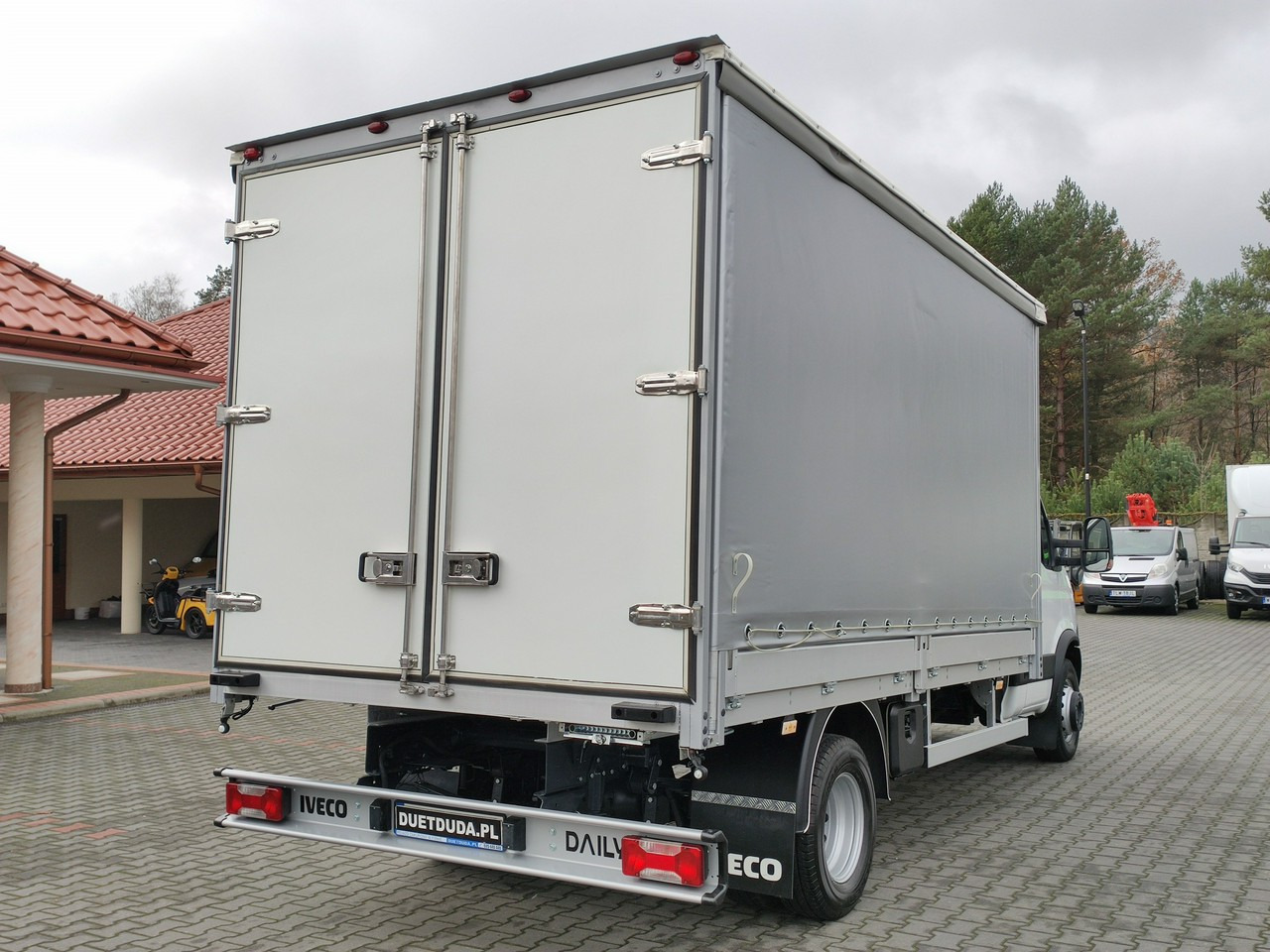 Dostavno vozilo s ceradom Iveco Daily 70C18 V H: slika Dostavno vozilo s ceradom Iveco Daily 70C18 V H