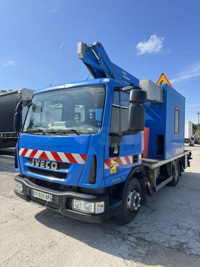 Podizna platforma montirana na kamion Iveco Eurocargo 100E18: slika Podizna platforma montirana na kamion Iveco Eurocargo 100E18