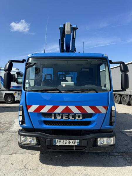 Podizna platforma montirana na kamion Iveco Eurocargo 100E18: slika Podizna platforma montirana na kamion Iveco Eurocargo 100E18