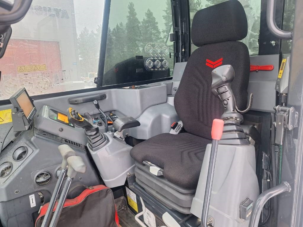 Mini bager Yanmar SV100-2A PYÖRITTÄJÄLLÄ: slika Mini bager Yanmar SV100-2A PYÖRITTÄJÄLLÄ