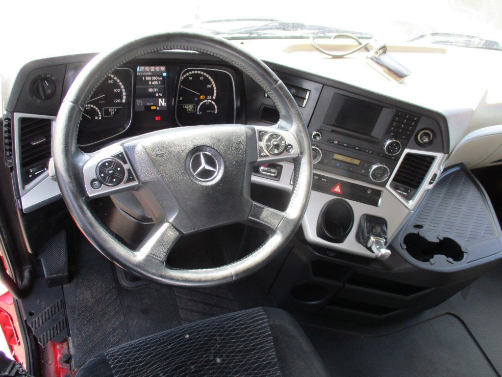 Tegljač Mercedes-Benz 1845 Actros EEV MEGA/lowdeck: slika Tegljač Mercedes-Benz 1845 Actros EEV MEGA/lowdeck