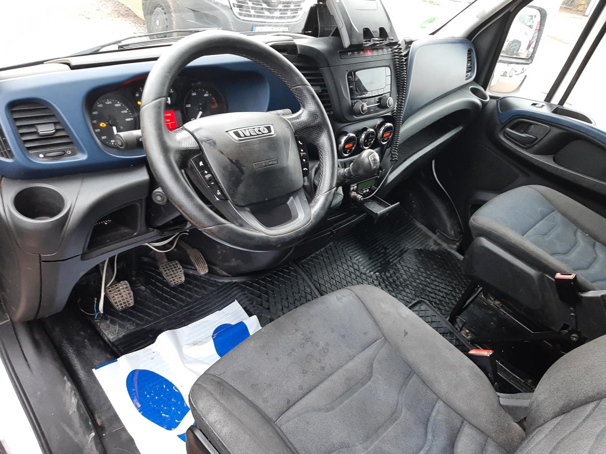 Dostavno vozilo s ceradom IVECO DAILY PLANDEKA: slika Dostavno vozilo s ceradom IVECO DAILY PLANDEKA