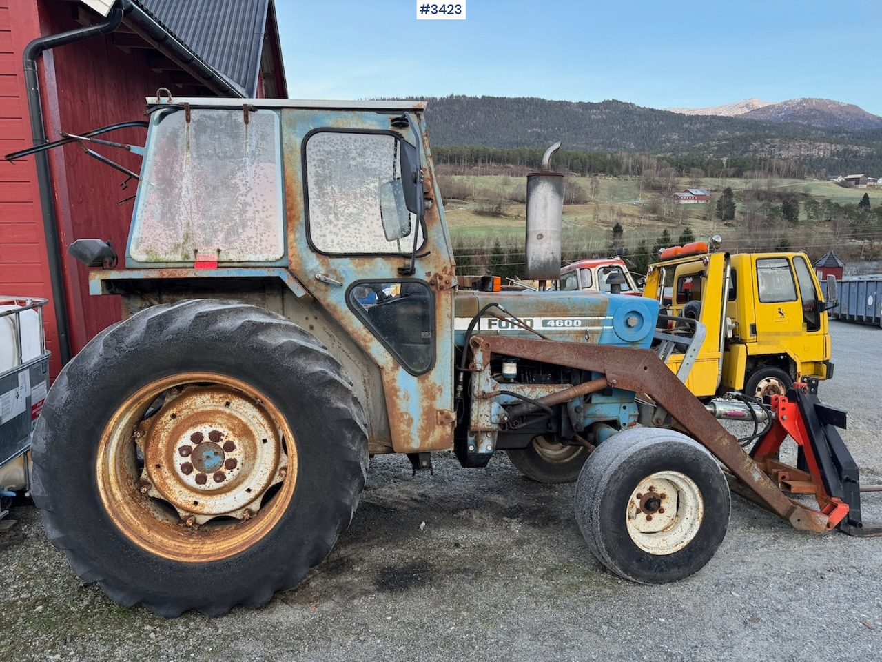 Traktor 1981 Ford 4600 w/front loader, bucket and pallet fork.: slika Traktor 1981 Ford 4600 w/front loader, bucket and pallet fork.