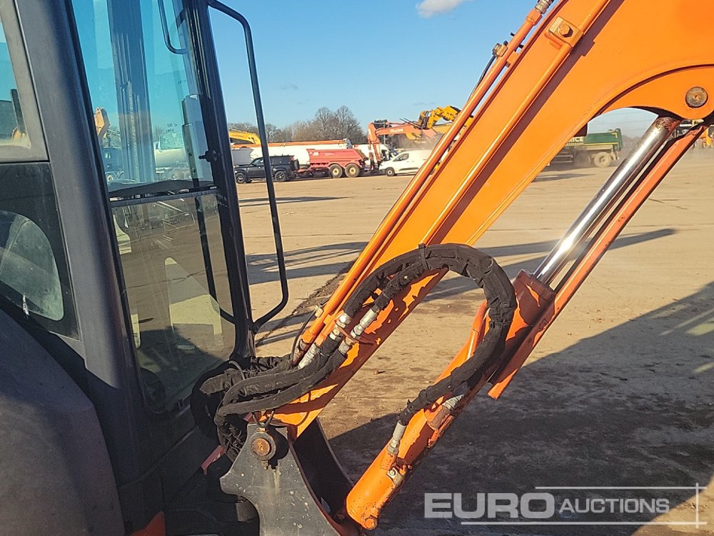 Mini bager Hitachi ZX22U-2: slika Mini bager Hitachi ZX22U-2